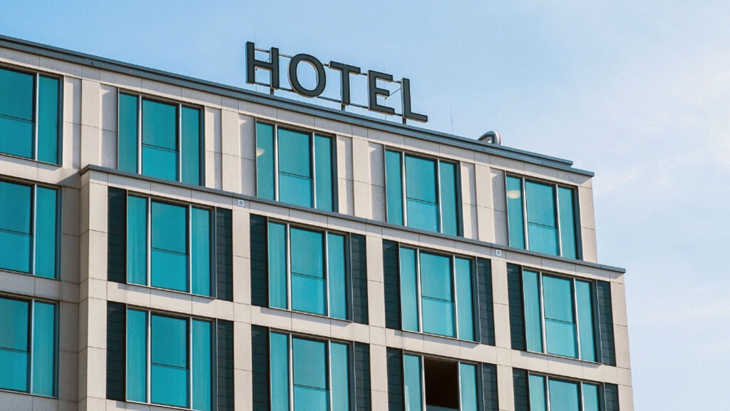 76% of surveyed US hotels report staffing shortages, finds AHLA
